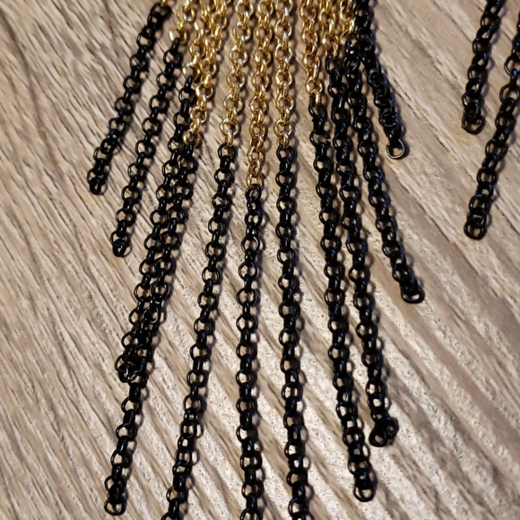 BNWT Guess chain drop earrings - Picture 3 of 4